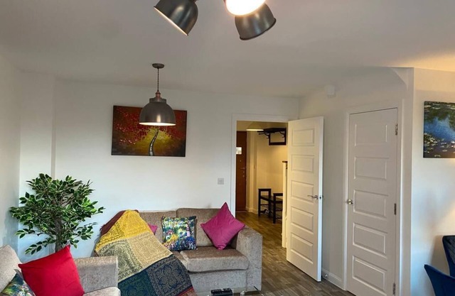 Homely Contemporary Trumpington House; 5 mins drive to Addenbrookes Hospital
