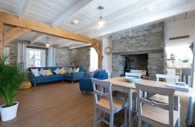 Ce cottage est un 2 chambre (s), 1 salle (s) de bain, situé (s) à Porthleven, Angleterre.