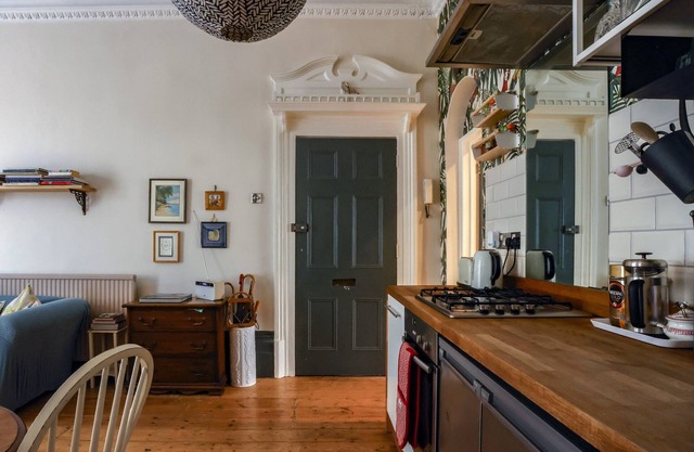 Homely garden flat in Deal centre near beach