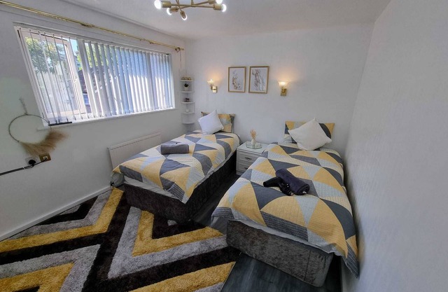 Homely space - walking distance to city centre w/ free parking & Netflix