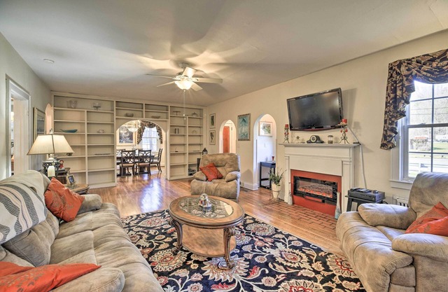 'Homeplace' w/ Yard - 10 Mi to Jenny Wiley!