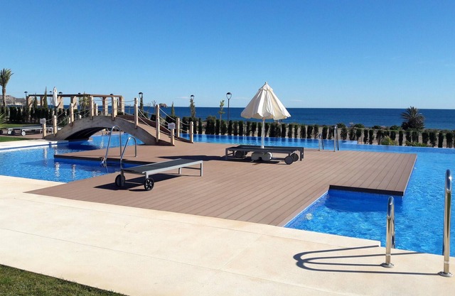 Homerez - À 100 m de la plage ! Appartement avec piscine partagée et jacuzzi