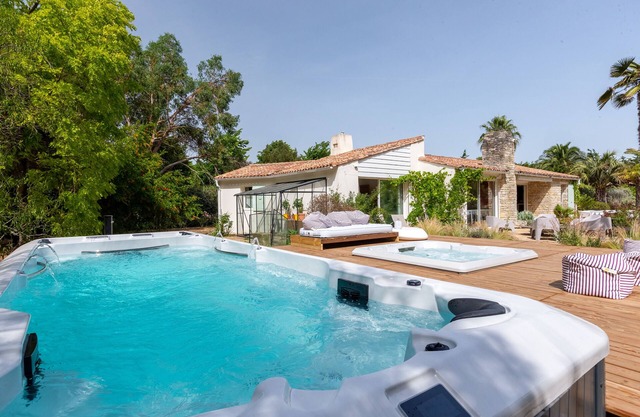 Habitation HOMERE au milieu d'un jardin avec 2 spas, nage chauffé et spa détente
