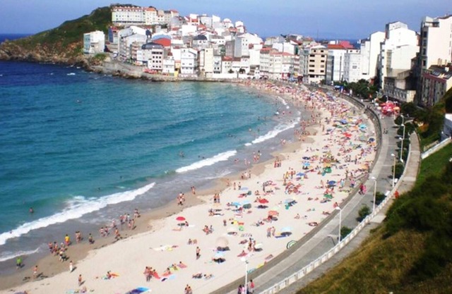 Homerez - À 10 m de la plage ! Appartement pour 7 pers. avec jardin à Malpica