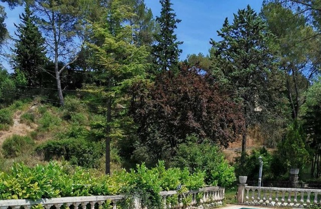 Homerez - Apartement for 12 ppl. with shared pool and terrace at Berre-les-Alpes