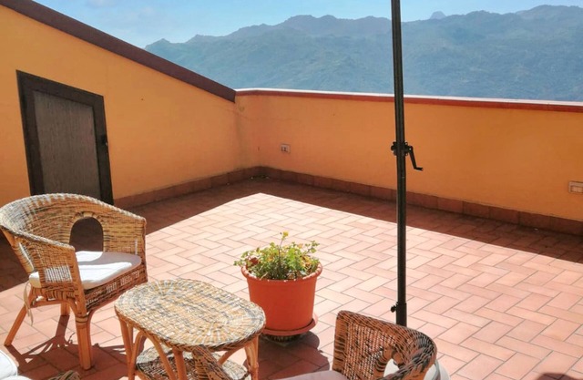 Homerez - Appt à Casalvecchio Siculo, vue montagne