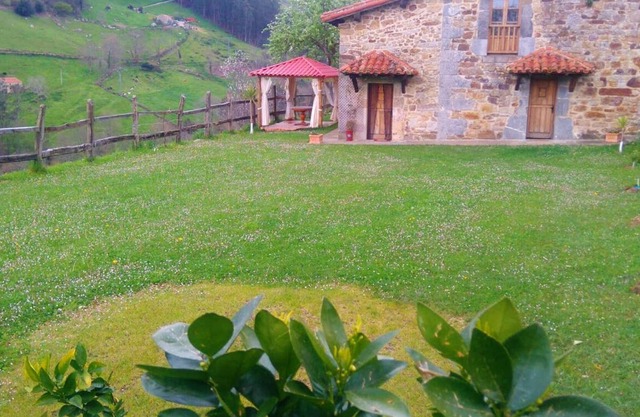 Homerez - Maison pour 10 pers. avec jacuzzi, terrasse et balcon à La Cavada