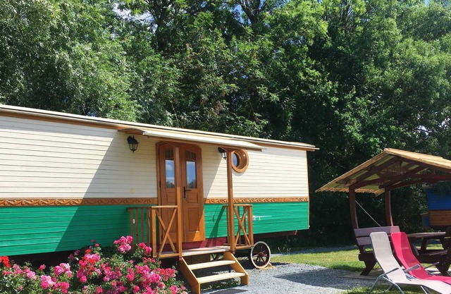 Homerez - Superbe bungalow pour 4 pers. avec piscine partagée à Saint-Pardoux