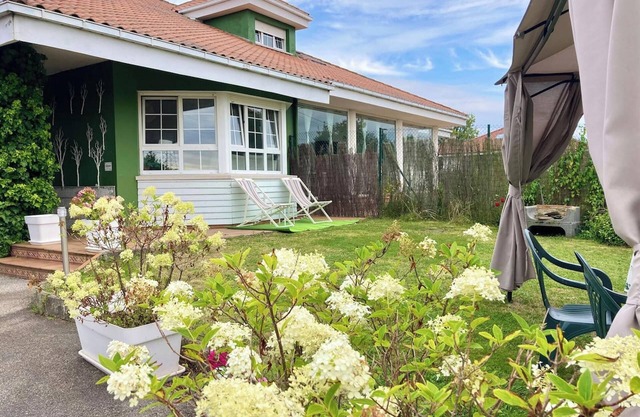 Homerez - Maison Charmante à Bastian, Jardin