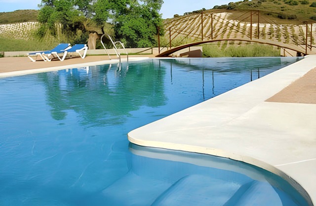 Homerez - Maison confortable à Estepa avec piscine partagée