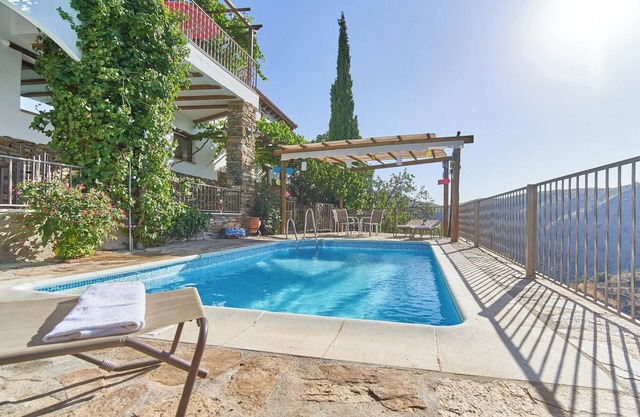 Homerez - Chalet confortable avec piscine à Laroya