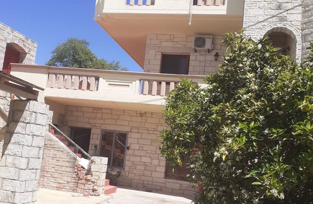Homerez - Villa élégante avec piscine privée à Κυπάρισσος