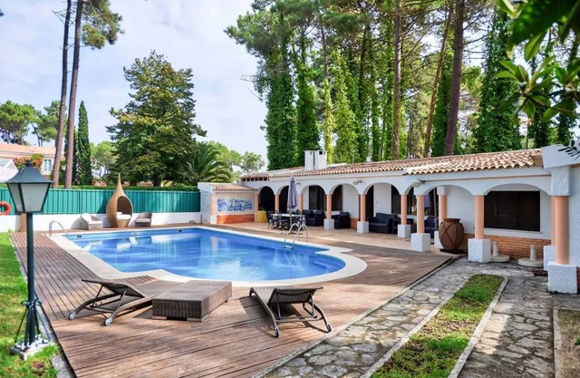 Homerez - Villa élégante à Corroios avec piscine privée