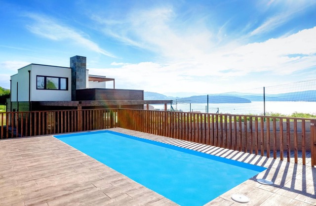 Homerez - Maison à 3 km de la plage pour 9 pers. avec piscine et jardin à Outes