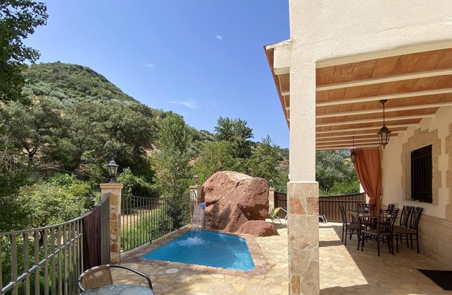 Homerez - Grande maison pour 10 pers. avec piscine, terrasse et balcon à Zambra