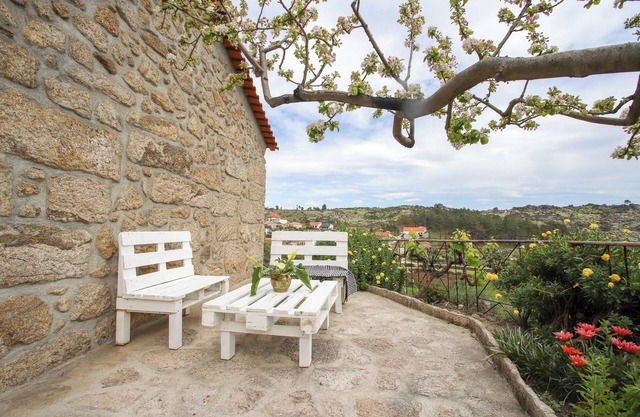 Homerez - Jolie maison pour 4 pers. avec piscine partagée et terrasse à Sortelha