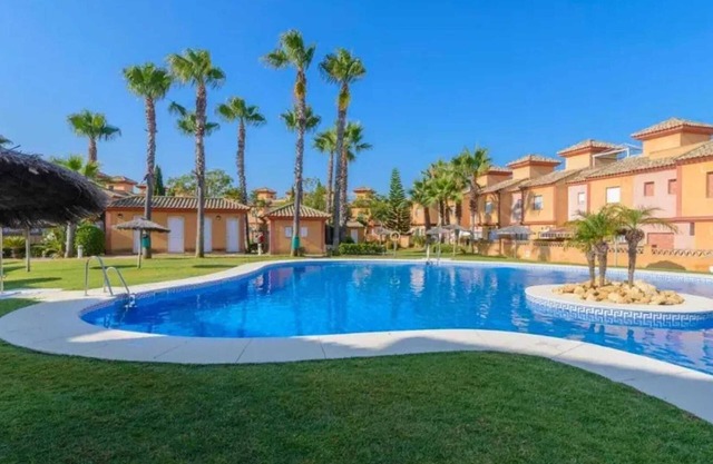 Homerez - Maison conviviale à Lepe avec piscine partagée.