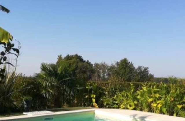 Homerez - Jolie villa pour 6 pers. avec piscine et terrasse à Lavergne