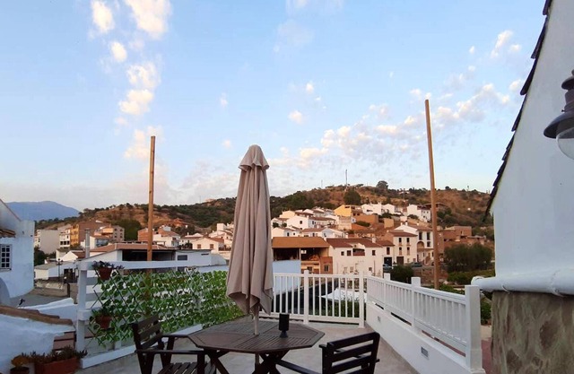 Homerez - Jolie maison pour 4 pers. avec piscine, terrasse et balcon à Riogordo