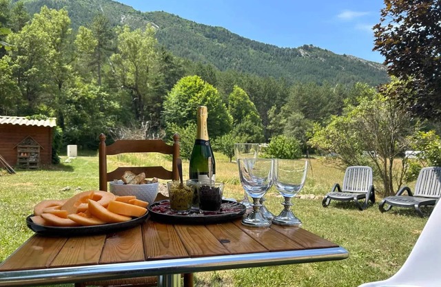 Homerez - Maison spacieuse à Castellane avec jardin et vue montagne