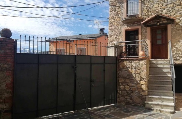 Homerez - Maison spacieuse pour 6 pers. avec terrasse et balcon à Prullans