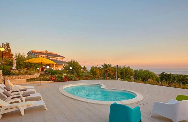 Homerez - Villa à 10 km de la plage pour 6 pers. avec piscine et jardin à Favara