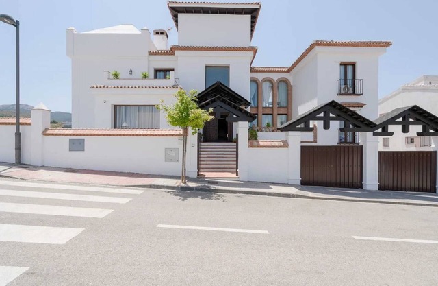 Homerez - Villa spacieuse à Granada avec piscine privée et jacuzzi