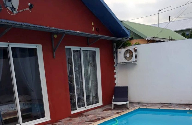 Homerez - Villa pour 8 pers. avec piscine, jardin et terrasse à La Rivière