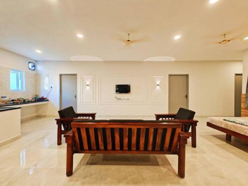 HOMESTAY - AC 5 BHK NEAR AlRPORT