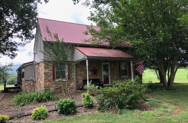 Homestead Farmhouse with period decor, mountain views, pond