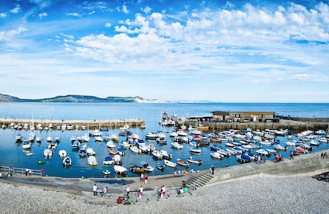 Homestead, Lyme Regis est une cabane confortable au bord de la rivière, à 10 minutes à pied de la plage