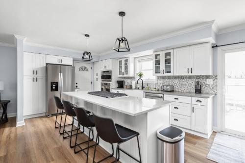 Hometown Hideaway - 4br25ba, Pool, Game Room