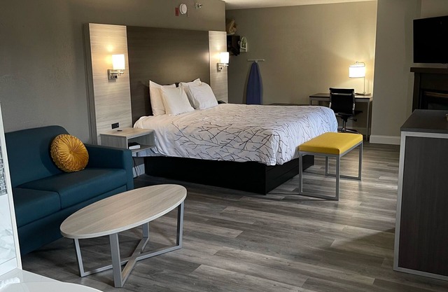 HomeTown Inn & Suites