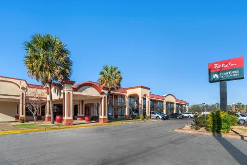 HomeTowne Studios by Red Roof Montgomery - Midtown