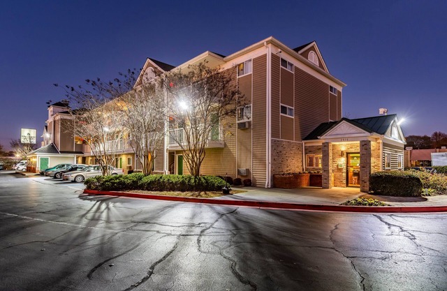 HomeTowne Studios by Red Roof Atlanta - Chamblee