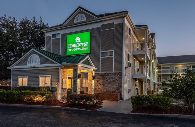 HomeTowne Studios by Red Roof Orlando South