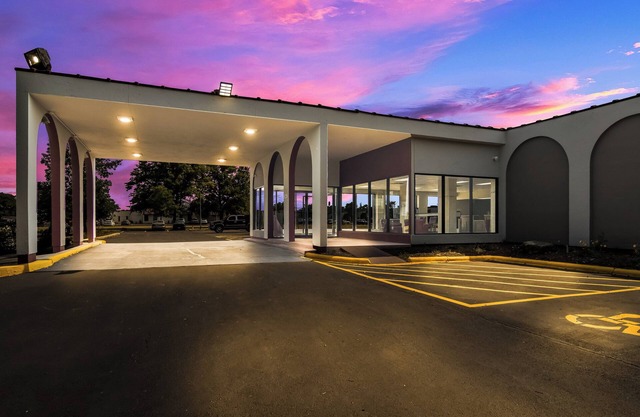 HomeTowne Studios by Red Roof & Conference Center Chicago – N Aurora/ Naperville