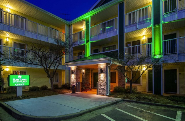 HomeTowne Studios by Red Roof Winston-Salem - University Pkwy