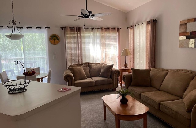 Homey 1 BD/1 Bath apartment next to PGA Golf Course.