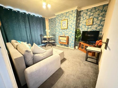 Homey 4 bedroom house for families or large groups
