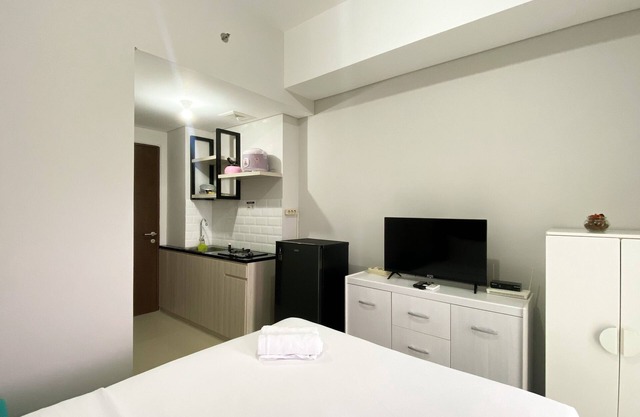 Homey And Warm Studio Transpark Juanda Bekasi Timur Apartment