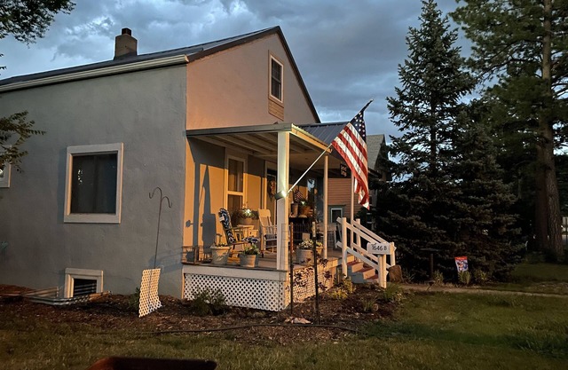 Homey Cottage- Close to Attractions- 3 bedrooms- Sleeps 11-13