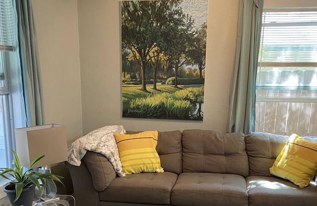 Homey cottage, short walk to lake - 5 min to downtown