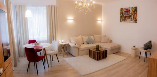 Homey Luxury- entire house, free parking, yard