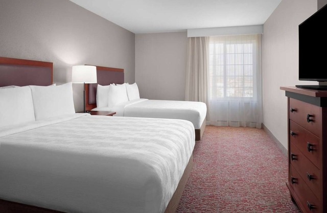 Homey Suite with Full Kitchen and Separate Living Areas - BBQ, Breakfast