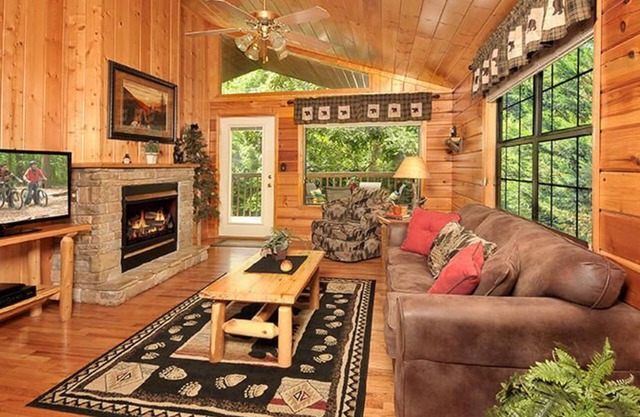 Honey Bear Den is a warm and cozy one-bedroom cabin in Hidden Springs Resort.
