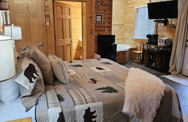Honey Bear Haven Suite 5, King Bed & Sofa Bed, jetted tub, separate bathroom with walk-in shower