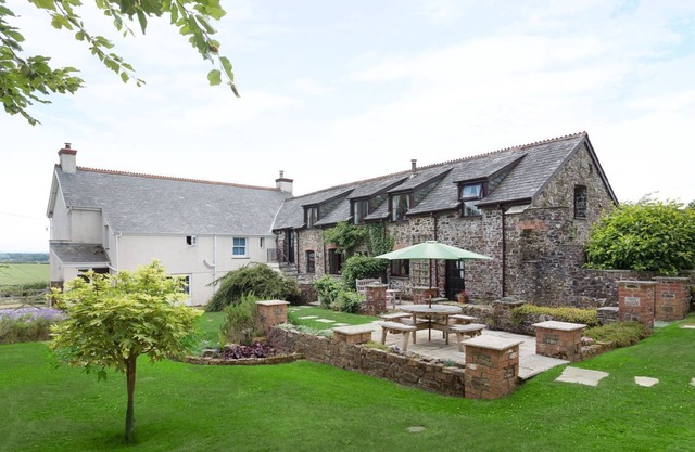 HONEY BEE COTTAGE, pet friendly, with a garden in Bradworthy