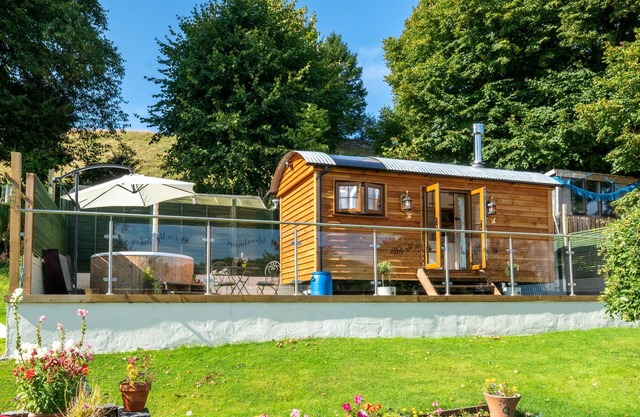 Honey Bee Shepherd's Hut - Wood-fired Hot Tub
