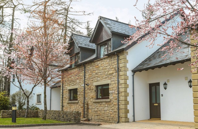 HONEYBEE COTTAGE, family friendly, with pool in Penruddock